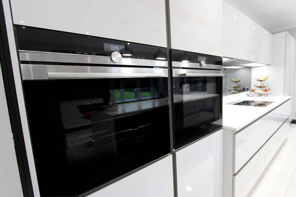 Schüller Next 125 White Glassline Kitchen - Siemens Ovens